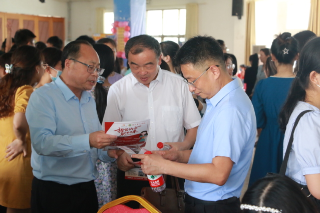 学院学团办负责人黎军华主持,师范学院党委副书记江汶俊首先致欢迎辞