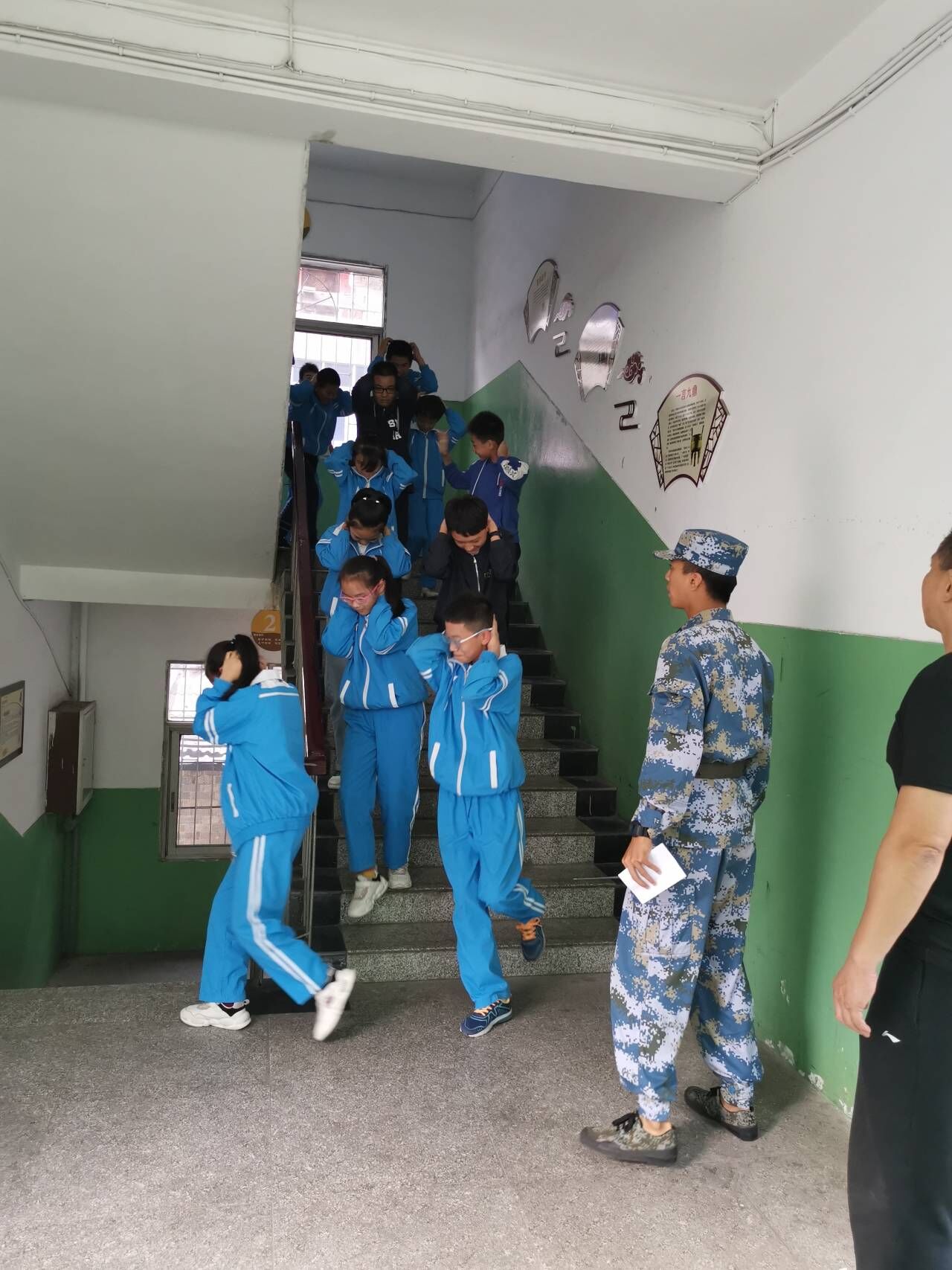 【志愿活动】国防教育学院全体党员到临川六中进行防震应急逃生演习